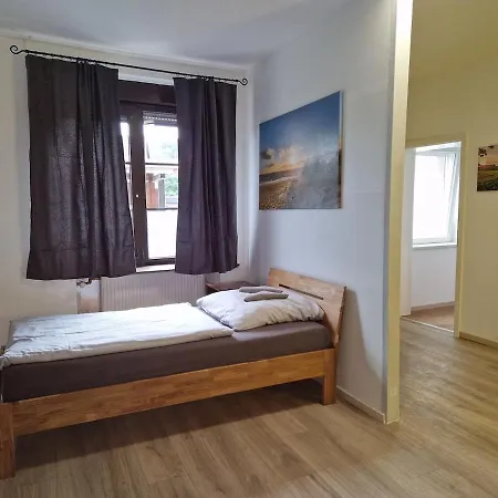 דירה 3, 4 Schlafzimmer, 3 X Bad Dusche, Grosse Kueche, Aufenthaltsraum