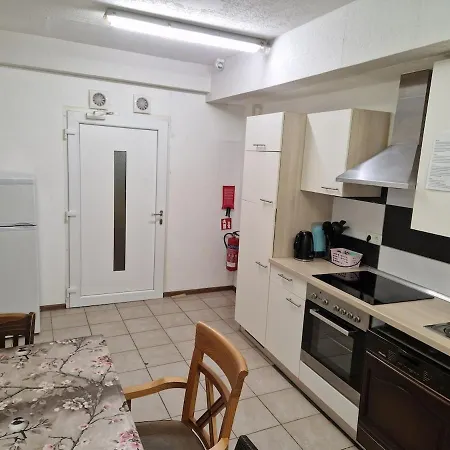 דירה 3, 4 Schlafzimmer, 3 X Bad Dusche, Grosse Kueche, Aufenthaltsraum *